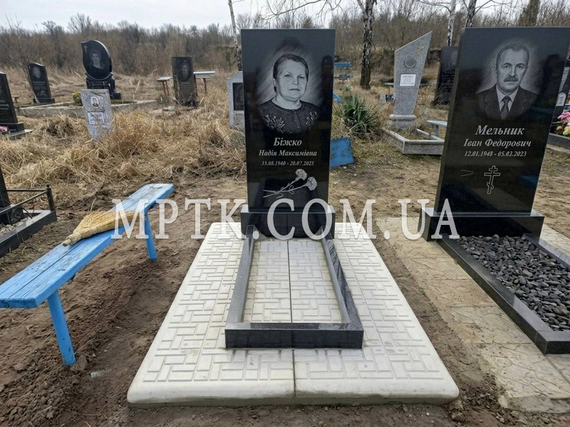 Финальный этап установки памятника: фиксация деталей и очистка от клея
