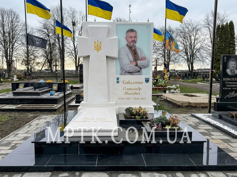 Готовый памятник из белого мрамора: пример скульптурной работы