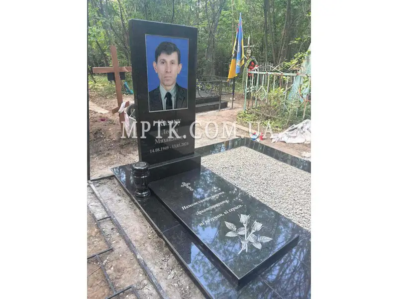 Цветы в углу памятника